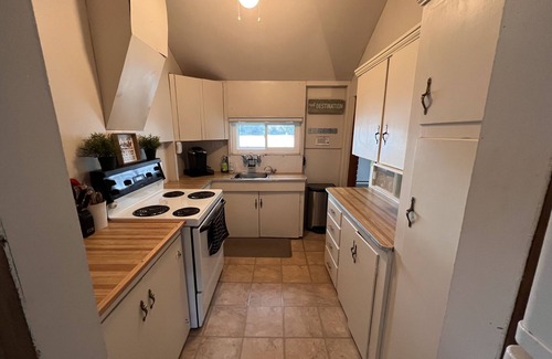 Fenelon Falls Cottage | Cozy lakefront cottage on scenic walking trail