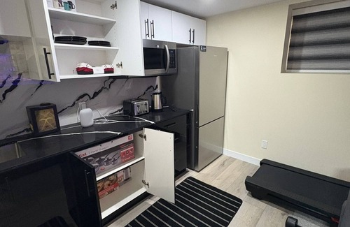 Transcona House | Cozy Lakeview Family Suite