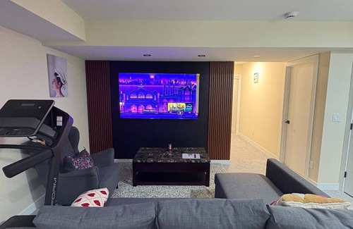Transcona House | Cozy Lakeview Family Suite