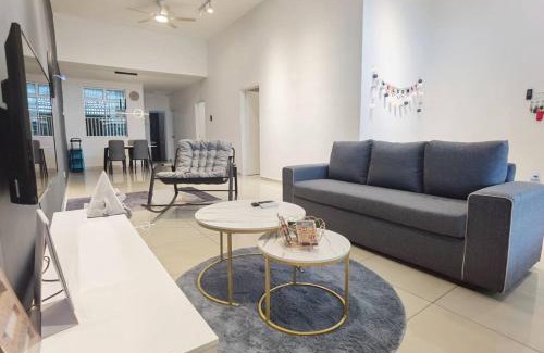 Taman Daya House | Cozy Landed house at Taman Daya and mount Austin 8 to10 pax