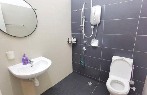 Taman Daya House | Cozy Landed house at Taman Daya and mount Austin 8 to10 pax