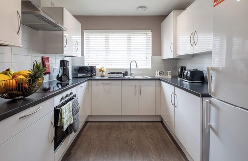 Gloucester House | Cozy Large 3 Bed Contractor Home with Free Parking and EV Charging