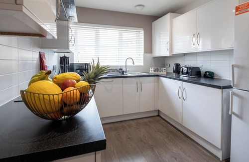 Gloucester House | Cozy Large 3 Bed Contractor Home with Free Parking and EV Charging