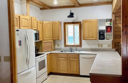 Forks Cabin | Cozy large cabin with sleeping loft in Forks WA