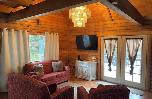 Forks Cabin | Cozy large cabin with sleeping loft in Forks WA