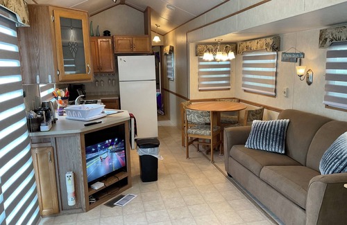Lindell Beach House | Cozy Lindell Beach Resort. Minutes from Cultus Lake