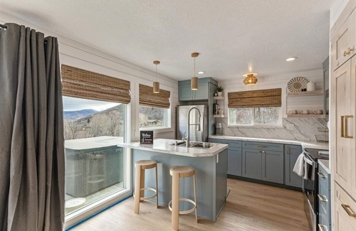 Midway Cabin | Cozy Little Cabin with Hot Tub & Views of Midway
