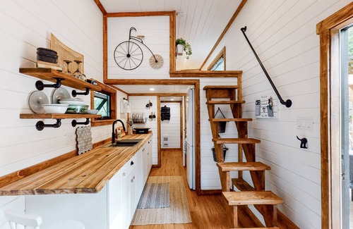 Christina Lake House | Cozy loft home with modern design, deck, hammock, outdoor shower, and AC