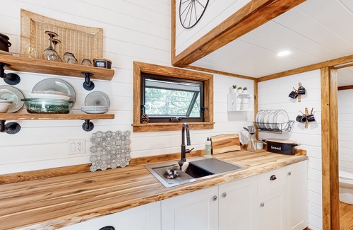 Christina Lake House | Cozy loft home with modern design, deck, hammock, outdoor shower, and AC