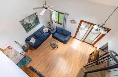 Vernon Apartment | Cozy Loft Near Lake Trails and Mountain Views