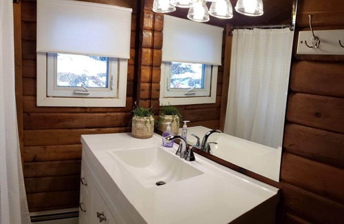 Ludlow Cabin | Cozy Log Cabin, 5 Min to Ski, Great for Groups, Oversized Deck, Dog-friendly