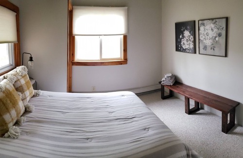 Ludlow Cabin | Cozy Log Cabin, 5 Min to Ski, Great for Groups, Oversized Deck, Dog-friendly