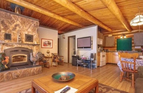 Celista Cabin | Cozy Log Cabin by the Lake