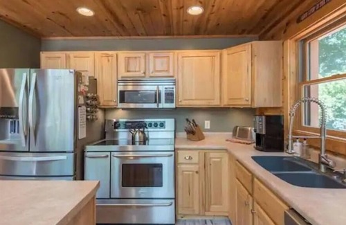 Randall House | Cozy Log Cabin in the Woods