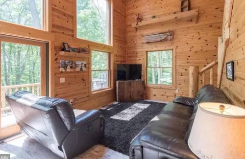 Randall House | Cozy Log Cabin in the Woods
