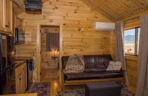 Bozeman Cabin | Cozy Log Cabin, Mountain View, AC, WiFi, 4 mi. to town, 16 minutes from airport.