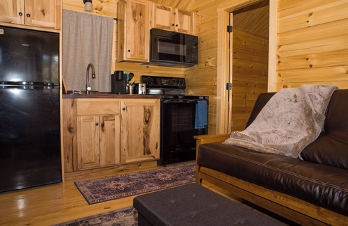 Bozeman Cabin | Cozy Log Cabin, Mountain View, AC, WiFi, 4 mi. to town, 16 minutes from airport.