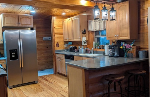 Boiling Spring Lakes Cabin | Cozy Log Cabin Retreat - Beach & Town Access! Hot Tub, Fire Pit & More!