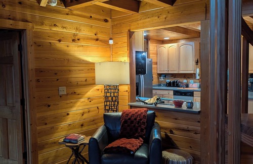 Boiling Spring Lakes Cabin | Cozy Log Cabin Retreat - Beach & Town Access! Hot Tub, Fire Pit & More!