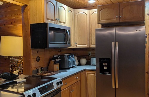 Boiling Spring Lakes Cabin | Cozy Log Cabin Retreat - Beach & Town Access! Hot Tub, Fire Pit & More!