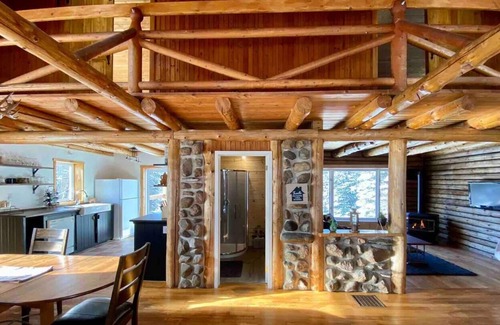 La Minerve Cottage | Cozy log cottage + TreeHouse
