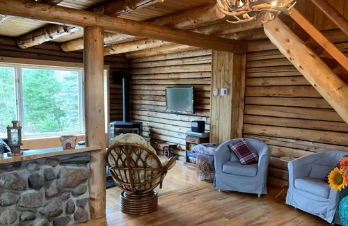 La Minerve Cottage | Cozy log cottage + TreeHouse