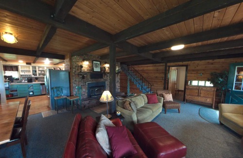 Columbia Falls House | Cozy log home sleeps 14 in beds 5.5 baths near Glacier Park and Whitefish Resort