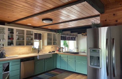 Columbia Falls House | Cozy log home sleeps 14 in beds 5.5 baths near Glacier Park and Whitefish Resort