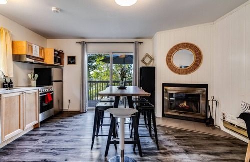 Dwight House | Cozy luxury Muskoka cottage on lakefront - Pinecone
