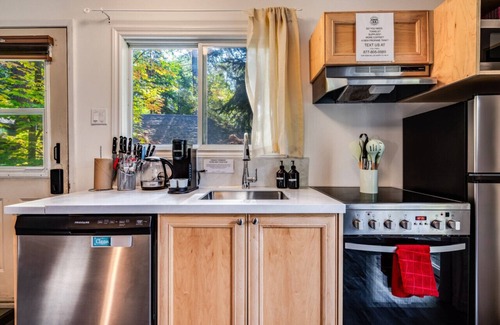 Dwight House | Cozy luxury Muskoka cottage on lakefront - Pinecone