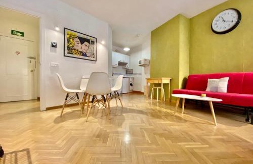 Malasana Apartment | Cozy Malasaña - Estudio con balcón en el centro, AC