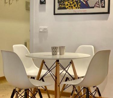 Malasana Apartment | Cozy Malasaña - Estudio con balcón en el centro, AC