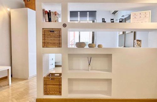 Malasana Apartment | Cozy Malasaña - Estudio con balcón en el centro, AC
