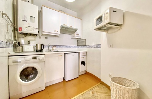 Justicia Apartment | Cozy Malasaña - Studio with balcony in the center, AC