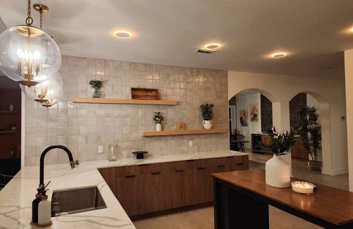 Brownsville Villa | Cozy Mansion/Pool & Jacuzzi/Cinema/Game Room