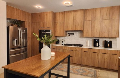 Brownsville Villa | Cozy Mansion/Pool & Jacuzzi/Cinema/Game Room