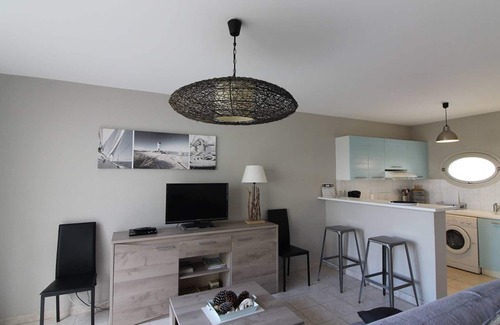 La Cotiniere House | Cozy Modern House Near Cotinière Harbor, Sleeps 4, Private Garden & Close to Sandy Beaches