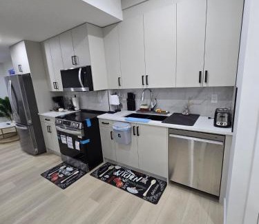 Southwest Calgary Apartment | Cozy Modern Spacious 2 Bedroom and full kitchen SW Calgary