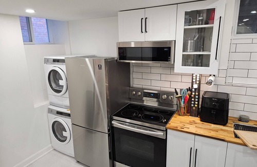 Parkdale Apartment | Cozy & modern suite in Toronto - steps from Transit and the Lake!