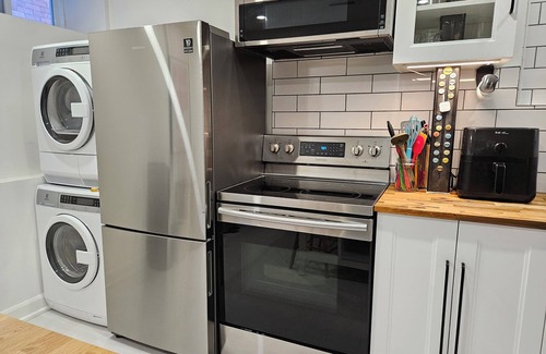 Parkdale Apartment | Cozy & modern suite in Toronto - steps from Transit and the Lake!