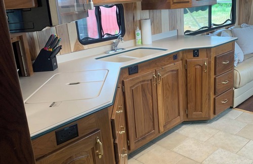 English House | Cozy motor home in Adorable English with all amenities inside and out!