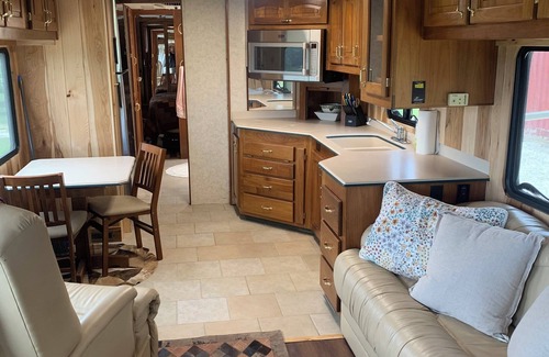 English House | Cozy motor home in Adorable English with all amenities inside and out!