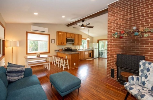 Kabletown Cabin | Cozy Mountain Cabin w/Steam Shower. Family Friendly!