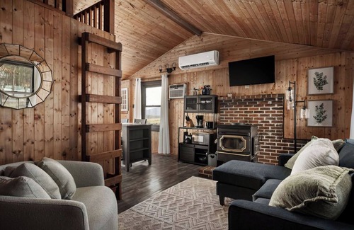 Bentonville Cabin | Cozy Mountain Cabin with Stunning Views, Modern Comforts & Fast WiFi