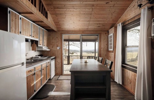 Bentonville Cabin | Cozy Mountain Cabin with Stunning Views, Modern Comforts & Fast WiFi