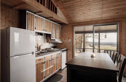Bentonville Cabin | Cozy Mountain Cabin with Stunning Views, Modern Comforts & Fast WiFi