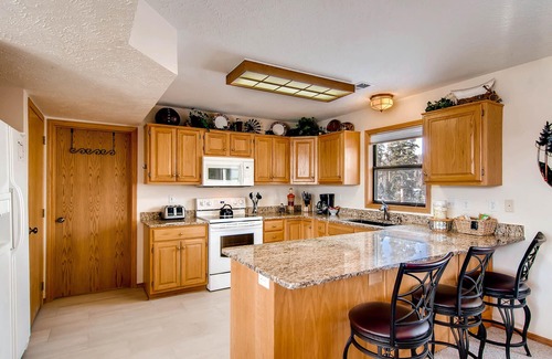 Wildernest House | Cozy Mountain Getaway with Hot Tub, Spacious Deck & All-Season Fun Awaits!