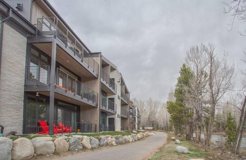 Silverthorne Apartment | Cozy- Mountain Style - River View apartment - Colorado