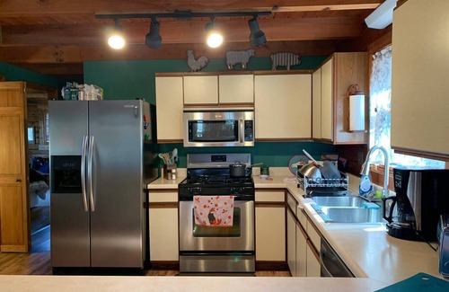 Hayesville Cottage | Cozy Mtn Log Cabin, wonderful views, 5 mins from Hayesville town sq, sleeps 8.