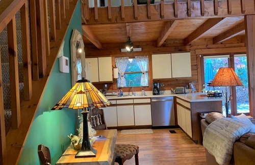 Hayesville Cottage | Cozy Mtn Log Cabin, wonderful views, 5 mins from Hayesville town sq, sleeps 8.